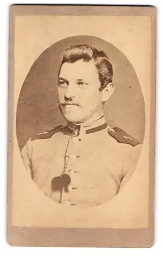 Fotografie J. G. Feller, Weissenburg a. S., nächst der kathol. Kirche, Portrait Uffz. in Uniform Rgt. 1 mit Bommeln