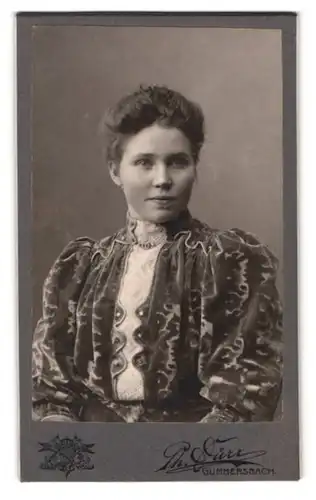 Fotografie Th. Dürr, Gummersbach, Kaiserstrasse 41, Portrait Dame im samtenen Kleid mit Brosche