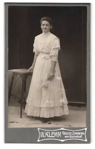 Fotografie W. Klemm, Gross Zimmern, am Bahnhof, Portrait Portrait junge Frau im weissen Kleid mit Blumen in der Hand