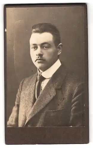Fotografie Fotograf und Ort unbekannt, Portrait junger Mann im Anzug mit Krawatte