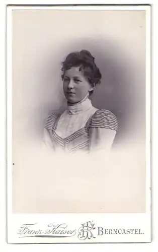 Fotografie Franz Kaiser, Berncastel, Portrait Dame im gestreiften Kleid mit Locken