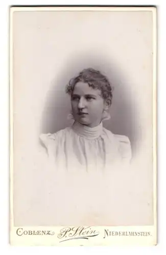 Fotografie P. Stein, Coblenz, Löhrstrasse 77, Portrait Frau Anna im weissen Kleid mit Locken
