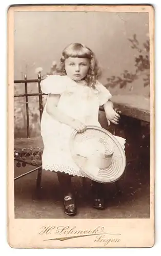 Fotografie H. Schmeck, Siegen, Bahnhofstrasse 12, Portrait blondes Mädchen im weissen Kleid mit Sommerhut