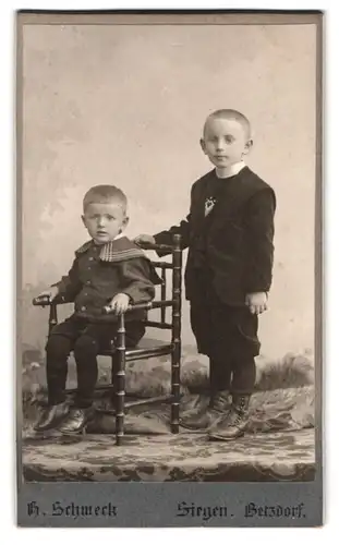 Fotografie H. Schmeck, Siegen, Bahnhofstrasse 12, Portrait zwei Brüder in Anzügen mit Kurzhaarschnitt