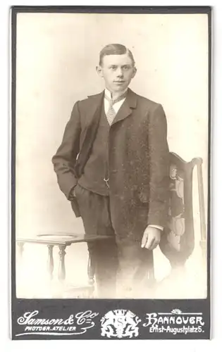 Fotografie Samson & Co., Hannover, Ernst-Augustplatz 5, Portrait junger Mann im Anzug mit gestreiftem Schlips