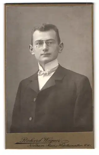 Fotografie Richard Wagner, Northeim / Hann., Höckelheimerthor 160, Portrait Mann im Anzug mit Zwickerbrille, Segelohren