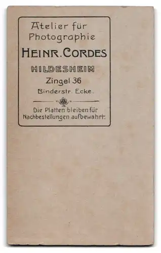 Fotografie Heinrich Cordes, Hildesheim, Zingel 36, Portrait Mann im Anzug mit Walrossbart