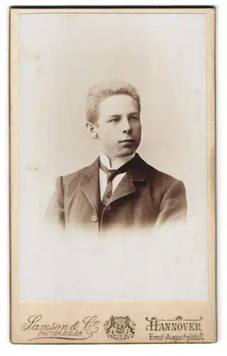 Fotografie Samson & Co., Hannover, Ernst-Augustplatz, Portrait junger Knabe im Anzug mit Schlips und gestylten Haaren