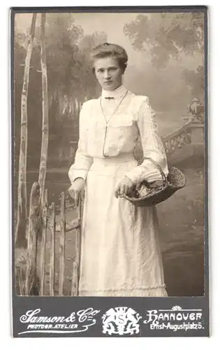 Fotografie Samson & Co., Hannover, Ernst-Augustplatz 5, Portrait junge Dame im weissen Kleid mit Blumenkorb