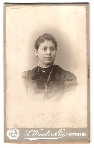 Fotografie S. Wronker & Co., Pforzheim, Portrait Dame im bestickten Kleid mit Rüschenkragen