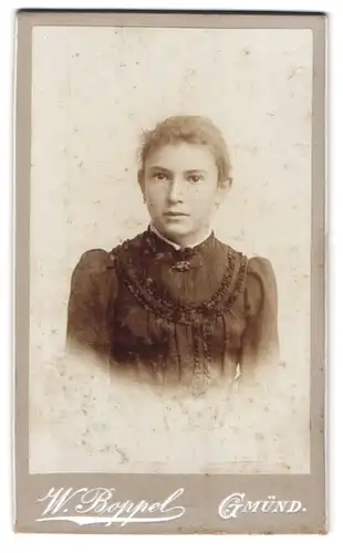 Fotografie W. Boppel, Gmünd, Portrait Mädchen im Biedermeierkleid mit Locken
