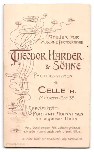 Fotografie Theodor Harder & Söhne, Celle i. H., Mauern-Str. 35, Portrait junger Mann im schwarzen Anzug mit Krawatte