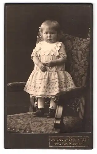 Fotografie A. Schönlau, Horn i. Lippe, Portrait kleines Mädchen im hellen kleid mit Sabberlatz