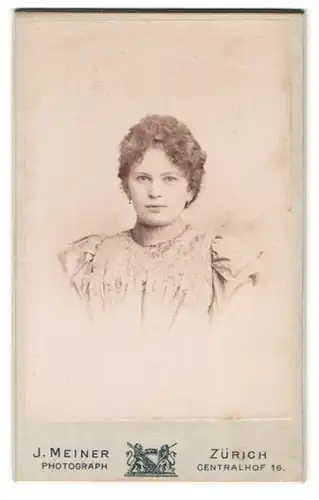 Fotografie J. Meiner, Zürich, Centralhof 16, Portrait junge Frau im weissen Kleid mit Locken