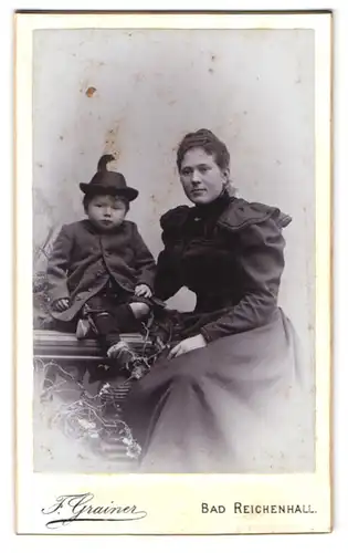 Fotografie F. Grainer, Bad Reichenhall, Portrait Mutter im Biedermeierkleid mit Sohn in bayrischer Tracht