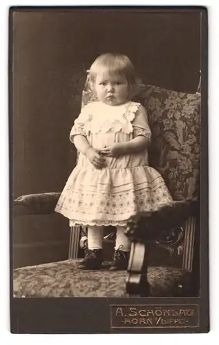 Fotografie A. Schönlau, Horn i. Lippe, Portrait kleines blondes Mädchen im Kleidchen mit Spitzenkragen