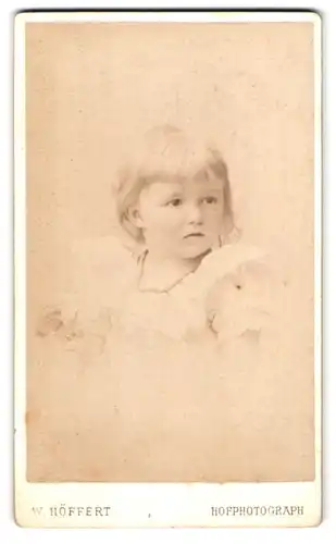 Fotografie W. Höffert, Dresden, Prager-Strasse 6, Portrait blondes Mädchen im weissen Kleid mit Perlenkette