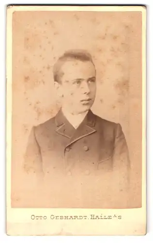 Fotografie Otto Gebhardt, Halle a. S., gr. Ullrichstr. 11, Portrait junger Mann im Anzug mit Kurzhaarschnitt