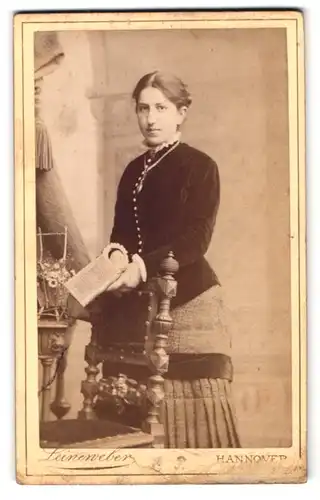 Fotografie Leineweber, Hannover, Georgstrasse 11, Portrait junge Frau im schwarzer Bluse mit Halskette im Atelier