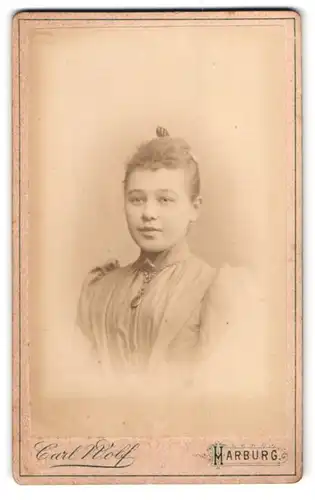 Fotografie Carl Wolf, Harburg, am Kriegerdenkmal, Portrait junges Mädchen im Kleid mit Hochsteckfrisur
