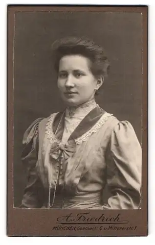 Fotografie A. Friedrich, München, Goethestrasse 6, Portrait junge Frau im seidenen Kleid mit Perlenkette