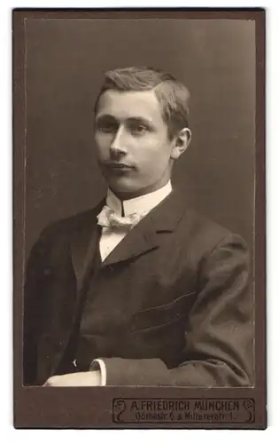 Fotografie A. Friedrich, München, Göthestr. 6, Portrait junger Mann im feinen Anzug mit weisser Fliege