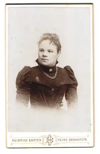 Fotografie Heinrich Barten, Peine, Bahnhofstr., Portrait junge Frau im dunklen Kleid mit Puffärmeln und Perlenkette