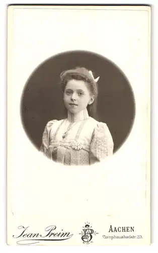 Fotografie Jean Preim, Aachen, Comphausbadstr. 23, Hübsches Mädchen mit Punktekleid und Halskette