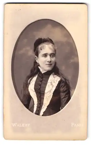 Fotografie Walery, Paris, Rue de Londres 9, Dame mit langem Haar in Korsettkleid