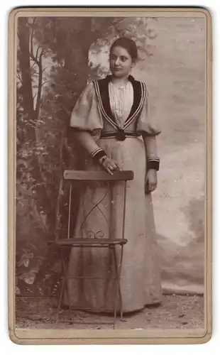 Fotografie J. Gahler, Auerbach, Pfauenschestr. 334, Junge Frau in weitem Kleid mit Streifenverzierung