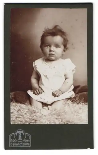 Fotografie Tietz, München, Bahnhofplatz, Süsses kleines Mädchen mit Struwwelhaar und Ohrringen