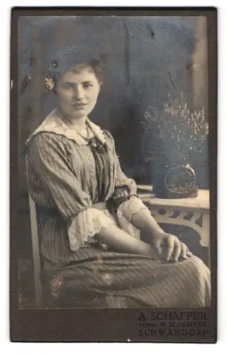 Fotografie A. Schaffer, Schwandorf, Hübsche junge Frau in Streifenkleid am Tisch mit Blumen