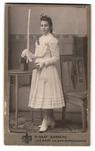 Fotografie B. Haaf, Bamberg, Hübsches Mädchen mit Kommunionskerze und Bibel