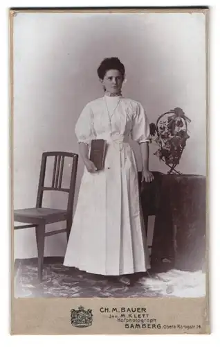 Fotografie Ch. M. Bauer, Bamberg, Obere Königstr. 14, Junge Frau in weissem Kleid und Halskette