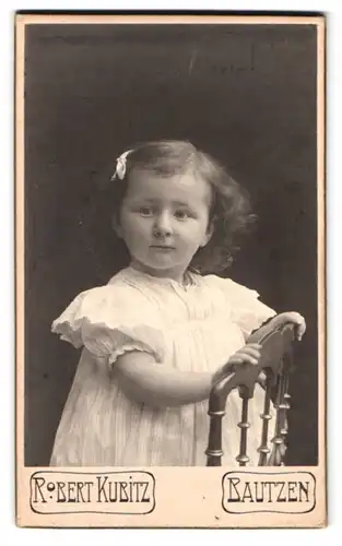 Fotografie Robert Kubitz, Bautzen, Postplatz 2, Portrait kleines Mädchen im weissen Kleid sitzt auf einem Stuhl