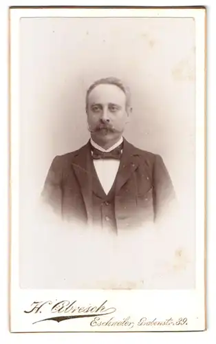 Fotografie H. Abresch, Eschweiler, Grabenstrasse 39, Portrait Herr im feinen Anzug mit Zwirbelbart