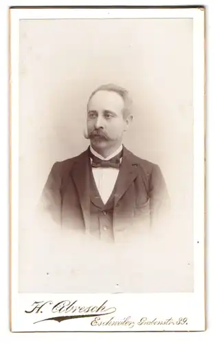 Fotografie H. Abresch, Eschweiler, Grabenstr. 39, Portrait Mann im Anzug mit Fliege und Zwirbelbart