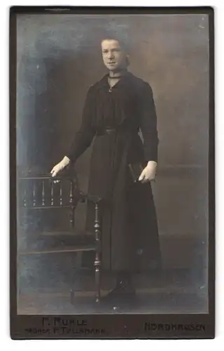 Fotografie F. Rühle, Nordhausen, Portrait junge Frau im schwarzen Kleid mit Bibel in der Hand