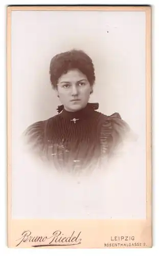 Fotografie Bruno Riedel, Leipzig, Rosenthalgasse 9, Portrait junge Frau im dunklen Kleid mit Locken