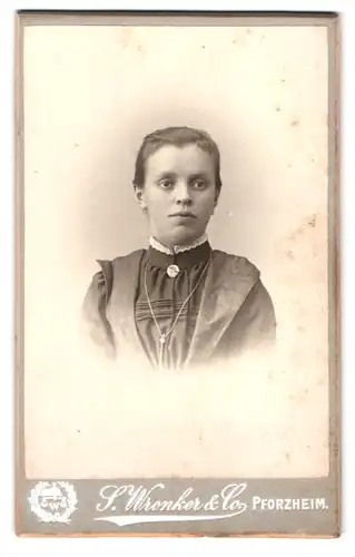 Fotografie S. Wronker & Co., Pforzheim, junge Frau im Biedermeierkleid mit Brosche und Rüschenkragen
