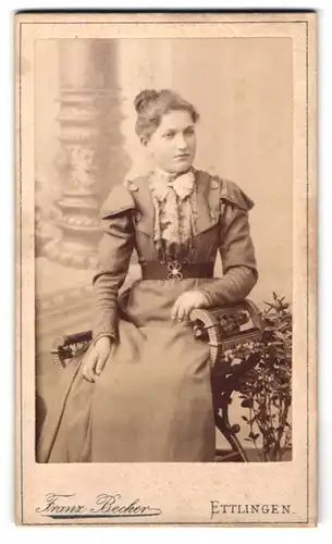 Fotografie Franz Becker, Ettlingen, Portrait junge Frau im Biedermeierkleid mit Schleife und Hochsteckfrisur