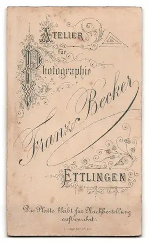 Fotografie Franz Becker, Ettlingen, Portrait junge Frau im Biedermeierkleid mit Schleife und Hochsteckfrisur