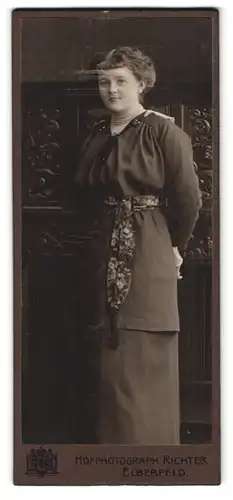 Fotografie Richter, Elberfeld, Herzogstrasse 20, bürgerliche Frau im taillierten Kleid