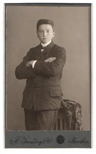 Fotografie A. Jandorf, Berlin, Spittelmarkt 16 /17, Junge im Sonntagsstaat mit verschränkten Armen