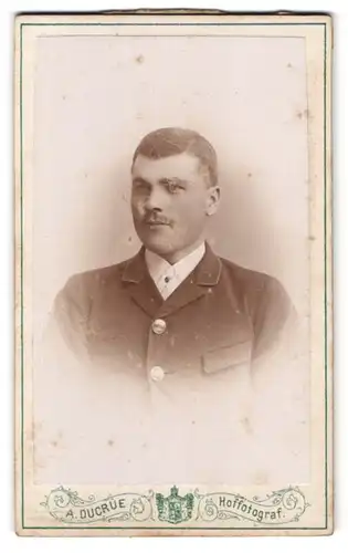 Fotografie A. Ducrue, Amberg, Max Platz 108, junger Mann im Anzug