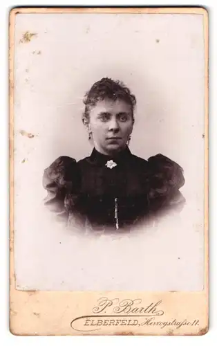 Fotografie P. Barth, Elberfeld, Herzogstrasse 11, bürgerliche Frau in tailliertem Kleid