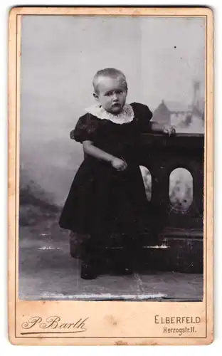 Fotografie P. Barth, Elberfeld, Herzogstrasse 11, Junge im schwarzen Kleidchen