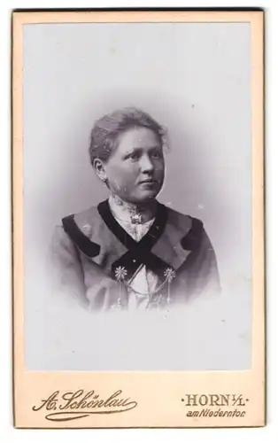 Fotografie A. Schönlau, Horn i.L., am Niederntor, junge Frau in hochschliessenden Kleidern