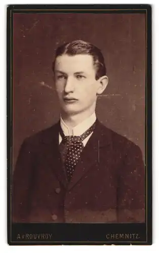 Fotografie A. von Rouvroy, Chemnitz, Obere Brückenstr. 7, Portrait junger Mann trägt gepunktete Krawatte