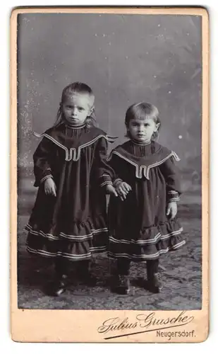 Fotografie Julius Grusche, Neugersdorf i. S., kleine Mädchen tragen das gleiche Kleid